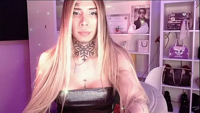 Snapshot of caroline_cossei chatting on 10.03.25 caroline cossei online show from 10.03.25