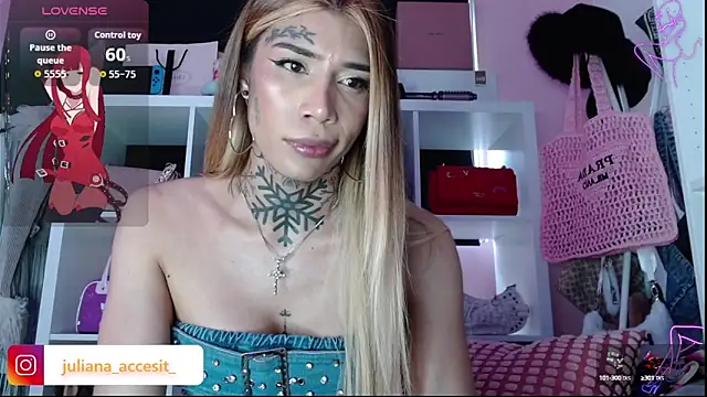 Snapshot of caroline_cossei chatting on 10.11.25 caroline cossei online show from 10.11.25