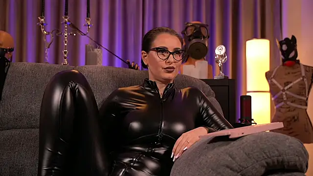 Snapshot of kelly_kent chatting on 12.08.24 kelly kent online show from 12.08.24