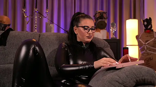 Snapshot of kelly_kent chatting on 12.10.24 kelly kent online show from 12.10.24