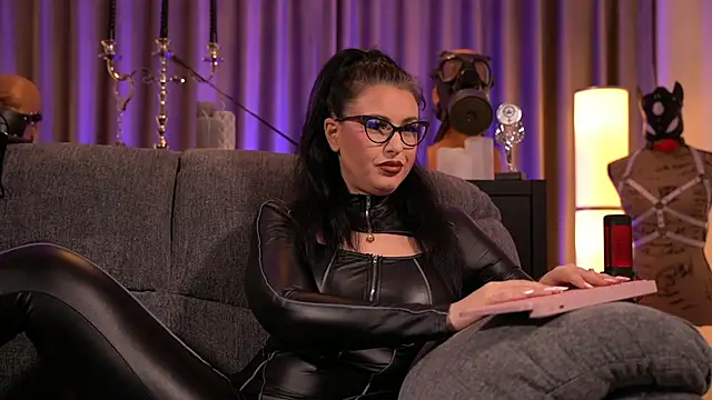 Snapshot of kelly_kent chatting on 12.12.24 kelly kent online show from 12.12.24