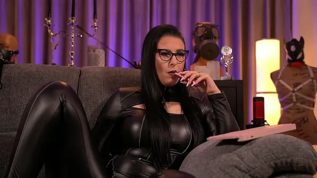 Snapshot of kelly_kent chatting on 12.16.24 kelly kent online show from 12.16.24