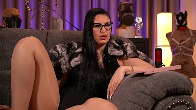 Snapshot of kelly_kent chatting on 12.22.24 kelly kent online show from 12.22.24