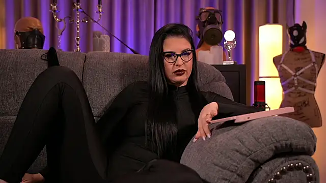 Snapshot of kelly_kent chatting on 12.31.24 kelly kent online show from 12.31.24