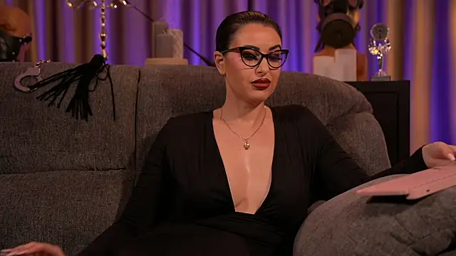 Snapshot of kelly_kent chatting on 03.08.25 kelly kent online show from 03.08.25