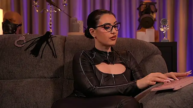 Snapshot of kelly_kent chatting on 03.09.25 kelly kent online show from 03.09.25