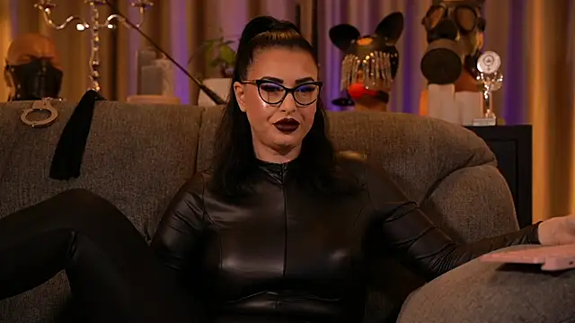 Snapshot of kelly_kent chatting on 11.10.25 kelly kent online show from 11.10.25