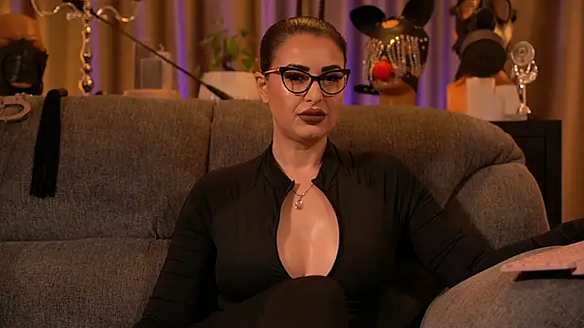 Snapshot of kelly_kent chatting on 11.17.25 kelly kent online show from 11.17.25