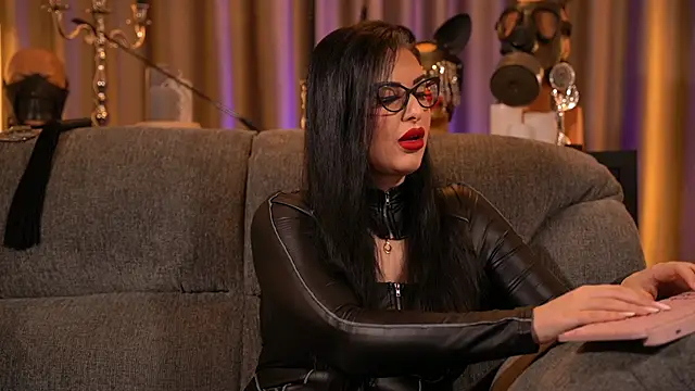 Snapshot of kelly_kent chatting on 12.14.25 kelly kent online show from 12.14.25