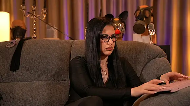 Snapshot of kelly_kent chatting on 12.15.25 kelly kent online show from 12.15.25