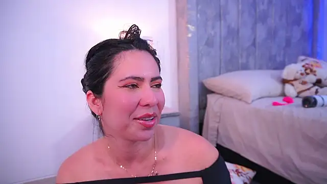 Snapshot of lara_giraldo chatting on 02.22.25 lara giraldo online show from 02.22.25