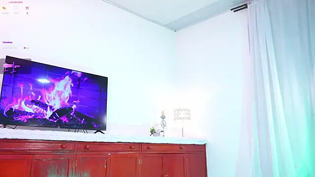 Snapshot of lara_giraldo chatting on 10.08.25 lara giraldo online show from 10.08.25