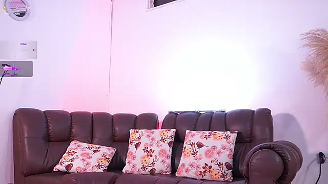 Snapshot of lara_giraldo chatting on 10.11.25 lara giraldo online show from 10.11.25