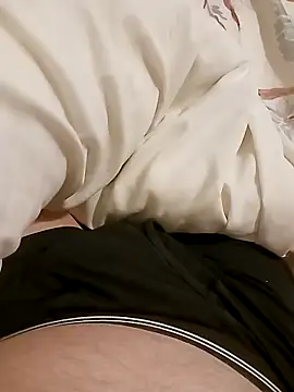 Snapshot of D2GUK chatting on 10.22.25 D2GUK online show from 10.22.25