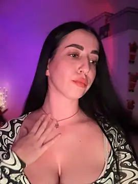 Snapshot of Emylia chatting on 12.13.24 Emylia online show from 12.13.24