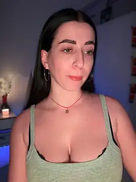 Snapshot of Emylia chatting on 12.16.24 Emylia online show from 12.16.24