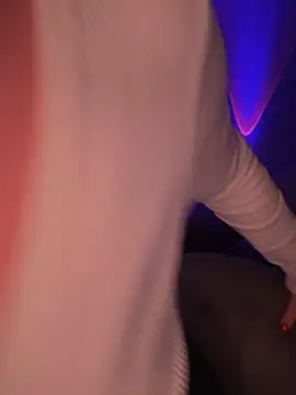 Snapshot of Emylia chatting on 02.15.25 Emylia online show from 02.15.25