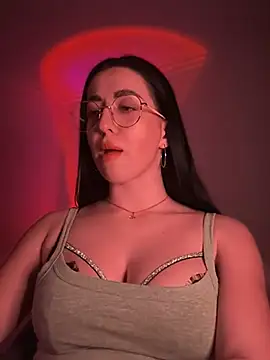 Snapshot of Emylia chatting on 02.25.25 Emylia online show from 02.25.25