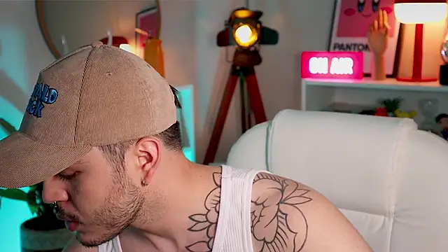 Snapshot of Arkaikomz chatting on 10.13.25 Arkaikomz online show from 10.13.25