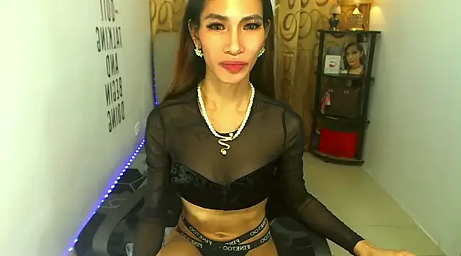 Snapshot of Trixie_Mattel21 chatting on 12.03.24 Trixie Mattel21 online show from 12.03.24