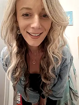 Snapshot of Heyitsmee33 chatting on 03.11.25 Heyitsmee33 online show from 03.11.25