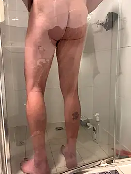 Snapshot of OSIRlS chatting on 09.26.25 OSIRlS online show from 09.26.25