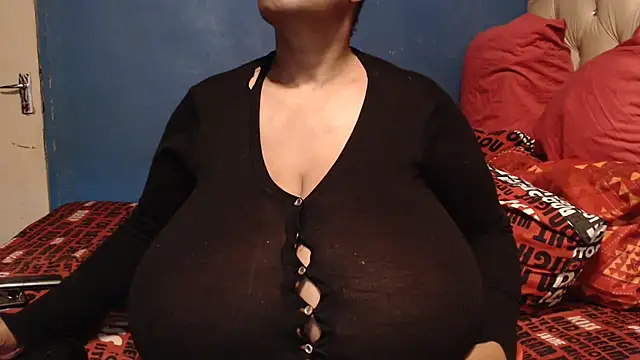 Snapshot of CUTEFIRMMELONSS chatting on 10.24.25 CUTEFIRMMELONSS online show from 10.24.25