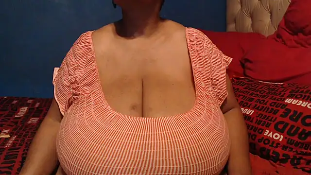 Snapshot of CUTEFIRMMELONSS chatting on 10.25.25 CUTEFIRMMELONSS online show from 10.25.25