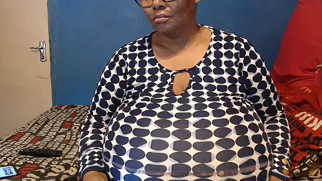 Snapshot of CUTEFIRMMELONSS chatting on 11.20.25 CUTEFIRMMELONSS online show from 11.20.25