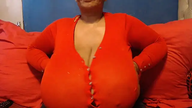 Snapshot of CUTEFIRMMELONSS chatting on 11.25.25 CUTEFIRMMELONSS online show from 11.25.25