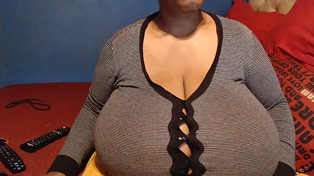 Snapshot of CUTEFIRMMELONSS chatting on 12.15.25 CUTEFIRMMELONSS online show from 12.15.25