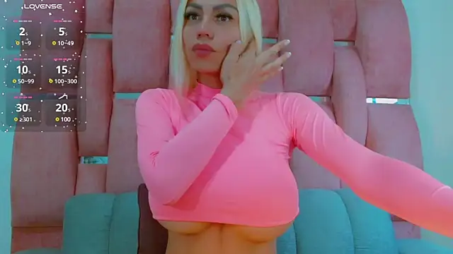 Snapshot of BimboCurvyy chatting on 12.15.24 BimboCurvyy online show from 12.15.24