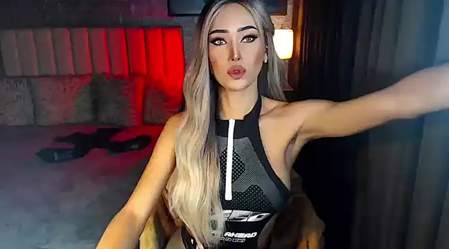 Snapshot of Miss_Amandaversace chatting on 03.21.25 Miss Amandaversace online show from 03.21.25