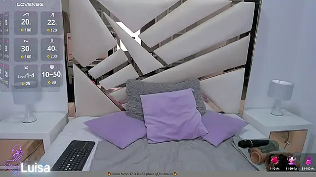 Snapshot of Naughty__Mom chatting on 01.08.25 Naughty Mom online show from 01.08.25