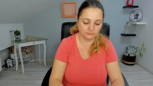 LollaGirl online show from 01.22.25