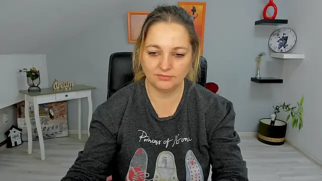 LollaGirl online show from 01.24.25