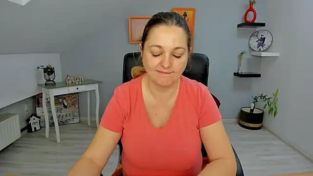 LollaGirl online show from 01.25.25