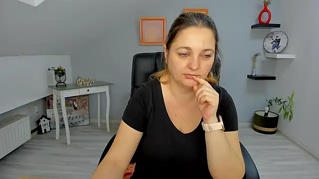 LollaGirl online show from 01.27.25