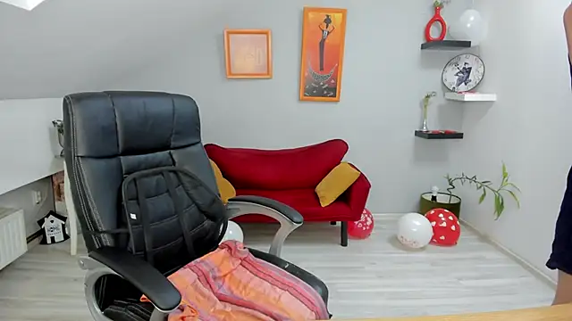 LollaGirl online show from 02.14.25