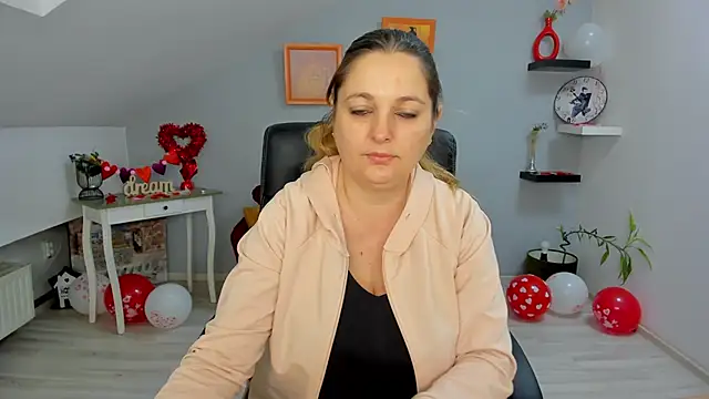 LollaGirl online show from 02.18.25