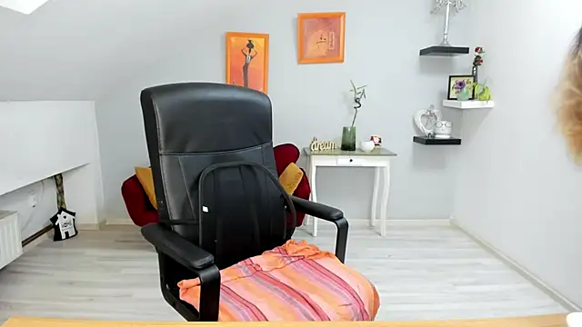 LollaGirl online show from 09.19.25