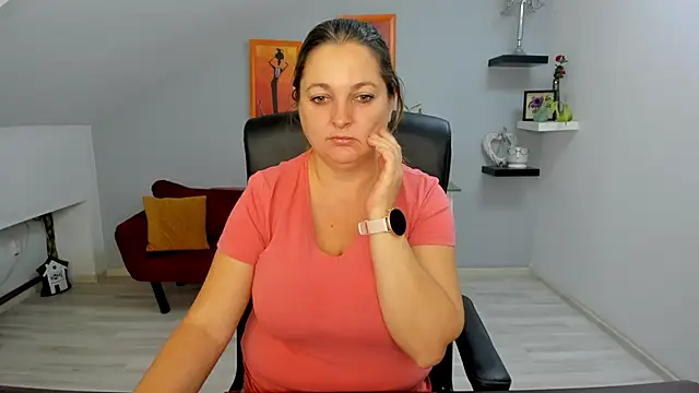 LollaGirl online show from 10.14.25