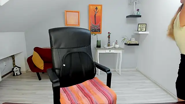 LollaGirl online show from 12.03.25