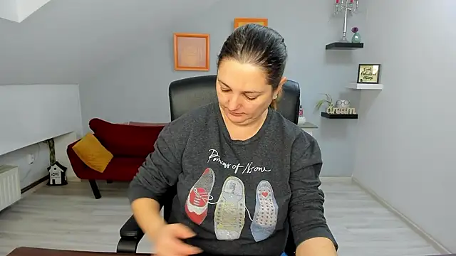 LollaGirl online show from 02.03.26