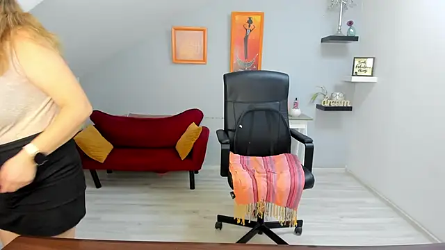 LollaGirl online show from 02.04.26