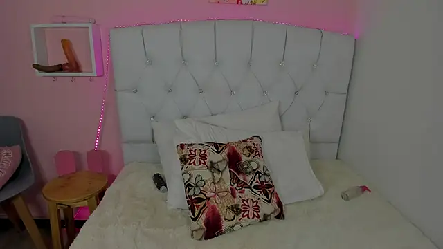 Snapshot of 18candys chatting on 02.13.25 18candys online show from 02.13.25