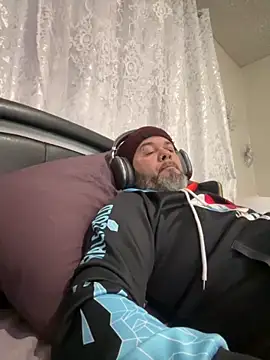 Snapshot of Cristian-Brayan chatting on 11.19.25 Cristian-Brayan online show from 11.19.25