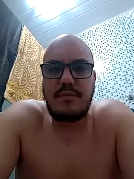 Snapshot of RobertoBuzios22 chatting on 12.15.24 RobertoBuzios22 online show from 12.15.24