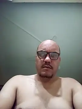 Snapshot of RobertoBuzios22 chatting on 10.21.25 RobertoBuzios22 online show from 10.21.25