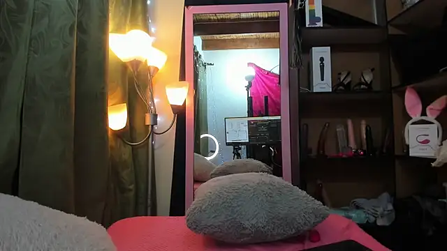 Snapshot of iriss_25 chatting on 02.13.25 iriss 25 online show from 02.13.25